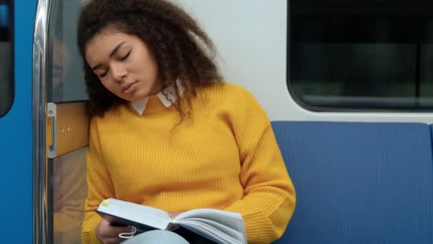 Jovem Africana Dormindo Metrô Segurando Livro Suas Mãos Estudante Vai — Vídeo de Stock