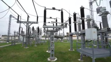 Elektrik hattı endüstriyel görünümü, elektrik iletim hattı transformatörlere bakış, enerji dönüşümü ve ulaşım elektriği süreci..