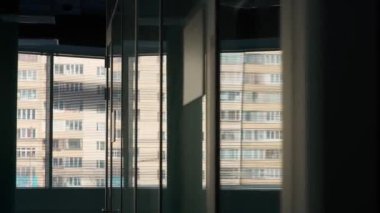 Yerleşim alanı, karanlık ofis alanı, gökdelen içinde ofis, yansıması, arka plan şablonu, panoramik pencere görüntüsü.