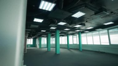 Yerleşim alanı, karanlık ofis alanı, gökdelen içinde bir ofis, panoramik pencere manzarası, arka plan şablonu.