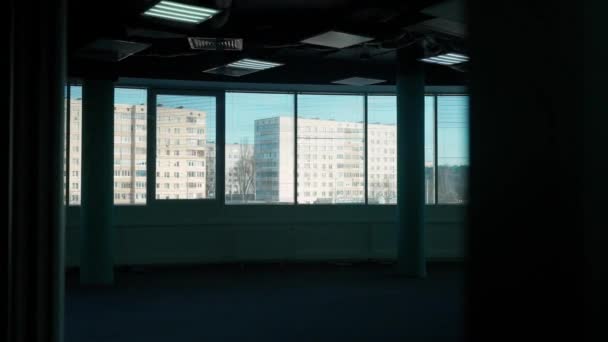 ワークスペース ダークオフィススペースのインテリア 高層ビルの内側のオフィスを散策 パノラマウィンドウの眺め 背景テンプレート — ストック動画