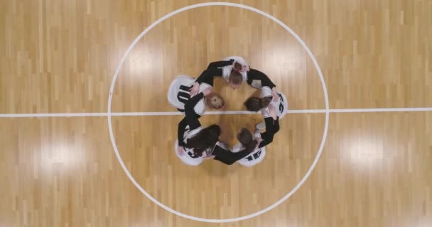 Команда Баскетболистов Кричит Стоя Объятиях Поднимая Боевой Дух Перед Игрой — стоковое видео
