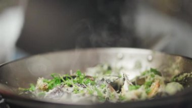 Deniz ürünleri mutfağı, istiridye ve sebzeli karides pişirme süreci, tuzlama, 4k süper yavaş çekim..