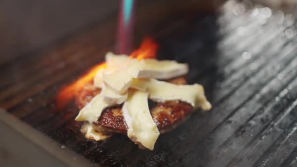 바베큐 요리사는 햄버거를 고기와 햄버거를 요리하는 버너와 베이킹 슬로우 — 비디오