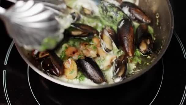Masakan Laut Proses Memasak Tiram Dan Udang Dengan Sayuran Dipecat — Stok Video
