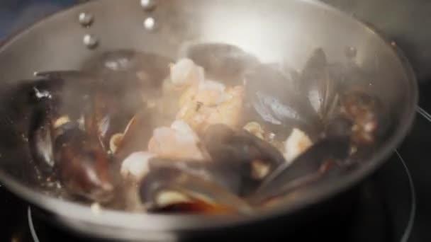 Zeevruchten Het Proces Van Het Koken Van Oesters Garnalen Gebakken — Stockvideo