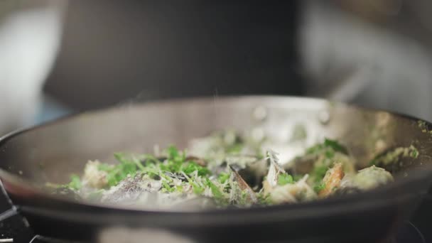 Deniz Ürünleri Istiridye Sebzeli Karides Pişirme Süreci Şef Baharat Ekliyor — Stok video