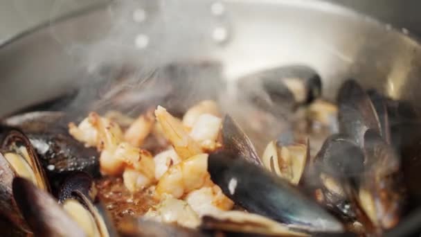 Deniz Ürünleri Istiridye Karides Pişirme Süreci Kızartma Tavasında Ateşlenir Ağır — Stok video