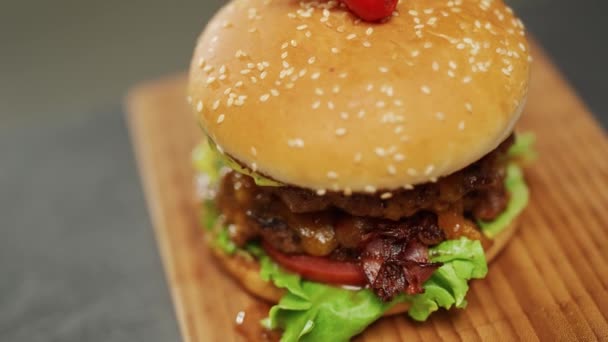 Mâncare Rapidă Vedere Burger Gătit Procesul Gătit Burger Dublu Carne — Videoclip de stoc