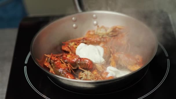 Deniz Ürünleri Krema Soslu Kerevit Kızartma Işlemi Kızartma Tavasında Restoranda — Stok video