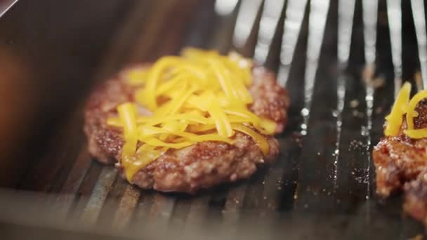 Sokak Yemekleri Izgarada Hamburger Pişirme Süreci Peynir Kızartılıyor Ocakta Peynir — Stok video