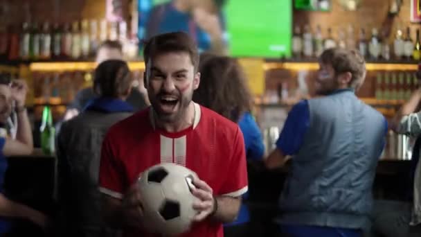 Οπαδοί Του Ποδοσφαίρου Πίνουν Μπύρα Και Παρακολουθούν Έναν Ποδοσφαιρικό Αγώνα — Αρχείο Βίντεο
