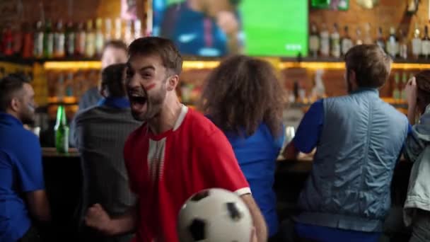 Gli Appassionati Calcio Diverse Razze Bevono Birra Guardando Una Partita — Video Stock