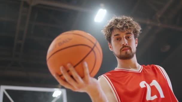 Kafkasyalı Bir Basketbolcunun Portresi Ciddi Bir Şekilde Kameraya Bakıyor Topu — Stok video