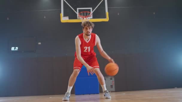 Basketbalspeler Slaat Bal Vloer Warmt Voor Wedstrijd Kaukasische Speler Kijkt — Stockvideo