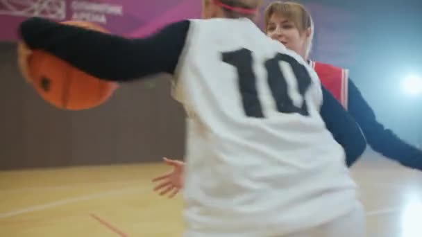 Confrontatie Van Twee Vrouwen Basketballers Een Basketbal Kampioenschap Speler Maakt — Stockvideo