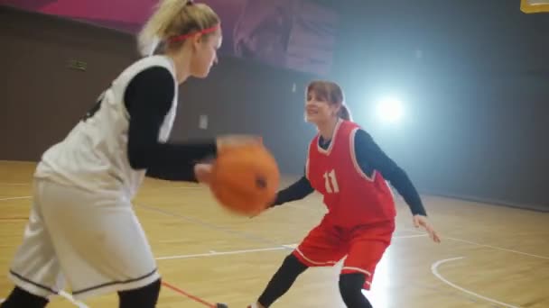 Конфронтація Двох Жінок Баскетболісток Чемпіонаті Баскетболу Гравець Успішно Кидає Кошик — стокове відео
