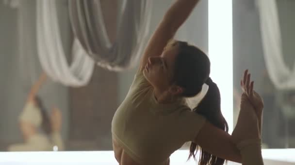 女性在镜室做瑜伽 柔韧的女性用瑜伽元素做伸展运动 — 图库视频影像