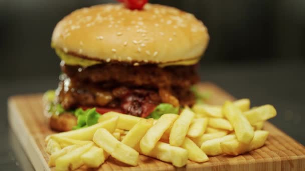 Junkfood Kilátás Főtt Burger Sült Krumpli Folyamat Főzés Egy Dupla — Stock videók
