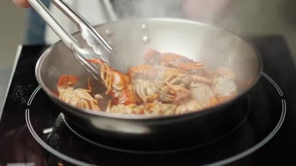 海鲜烹饪 烤龙虾的过程 在一个煎锅里烤 厨师混合配料 慢动作4K — 图库视频影像