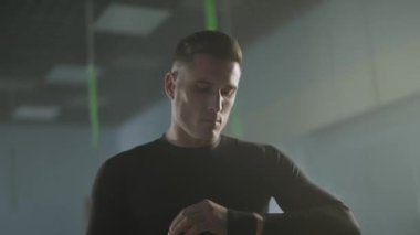 Bulanık görüş, boksör ellerini boks bandajlarıyla sarar, spor salonunda kickboks antrenmanı yapar, erkek dövüşçü savaşa hazırlanır..