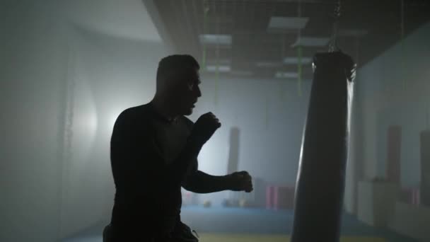 슬로우 코카서스 전투기는 체육관에서 자신의 펀치와 방어를 선수는 펀치를 — 비디오