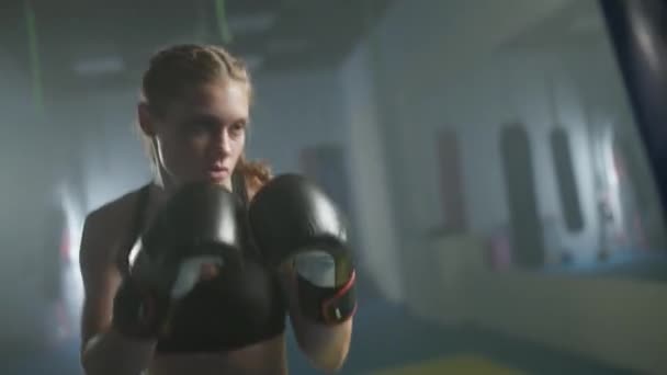 Kvinnlig Styrka Kvinnlig Fighter Tränar Sina Slag Slår Boxningssäck Träningsdag — Stockvideo