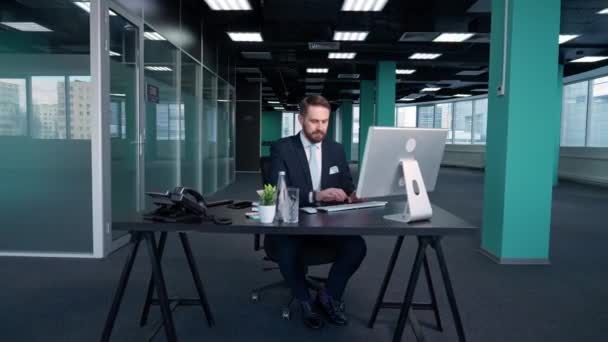 Робочий Час Молодий Бізнесмен Сидить Столом Офісі Працює Менеджер Працює — стокове відео