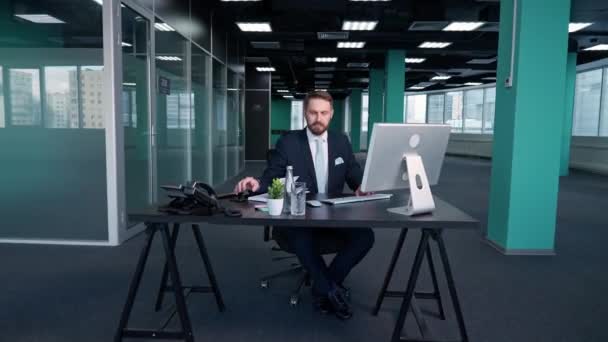 Skupiony Biznesmen Pracujący Godzinach Siedzi Przy Biurku Biurze Pracuje Komputerze — Wideo stockowe