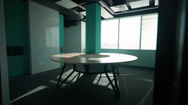 Boş oditoryum, arka plan şablonu, boş bir ofis odası, bir gökdelen içinde ofis, doğal ışıklandırma.