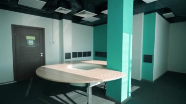 Boş oditoryum, arka plan şablonu, boş bir ofis alanı, doğal ışıklandırma, ofis alanı kiralama.