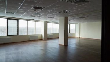 Ofis içi boş, gökdelen içindeki ofis boşluğunda yürüyün, panoramik pencereli ofis, arka plan şablonu.