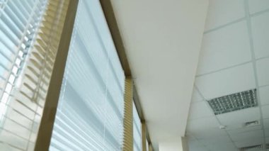 Panoramik pencereli boş bir ofis odası, ofis boşluğunda bir gökdelenin içinde yürümek..