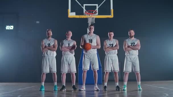 Performance Groupe Joueurs Basket Ball Tient Sur Terrain Jeu Championnat — Video