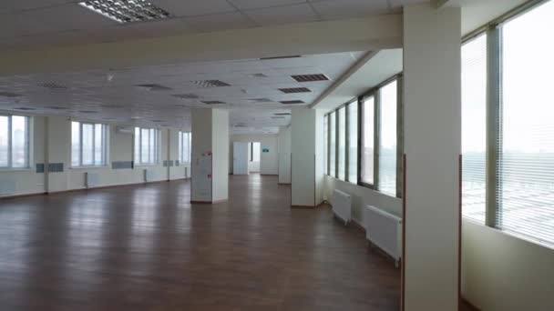 工作空间 带有全景窗的空办公空间的内部 穿过摩天大楼内的白色办公空间 一起工作 — 图库视频影像