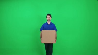 Üniformalı neşeli bir kurye elinde bir karton kutuyla yeşil bir arka planda, teslimat servisinde yürür. Adam paketin önünden geçer. Müşteri olarak birinci şahıs görüşü, kromakey şablonu..