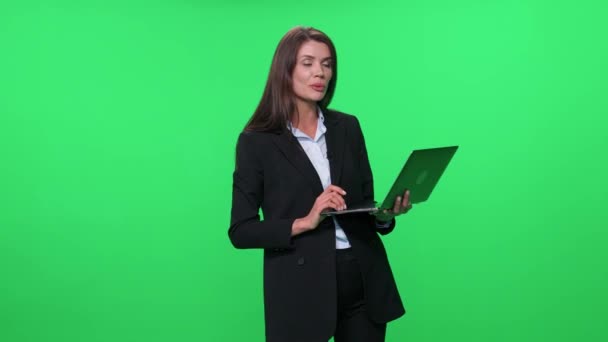 Жінка Костюмі Розмовляє Аудиторією Читає Лекцію Допомогою Ноутбука Зеленого Фону — стокове відео
