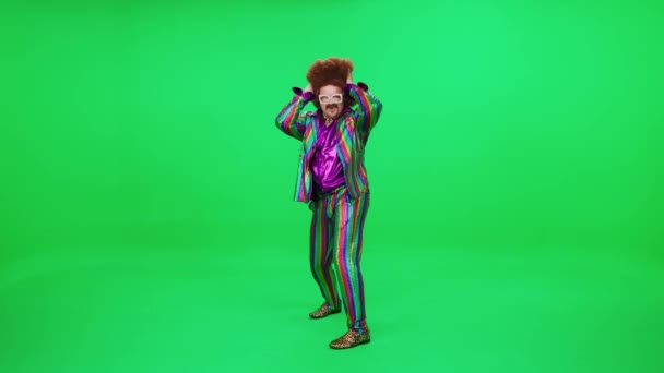분위기 복고풍 디스코 남자는 파티에서 다채로운 수트에 레트로 — 비디오