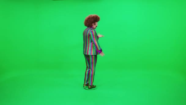 Retro Μάγκα Ένα Αστείο Περούκα Και Πολύχρωμο Κοστούμι Χορεύει Ένα — Αρχείο Βίντεο