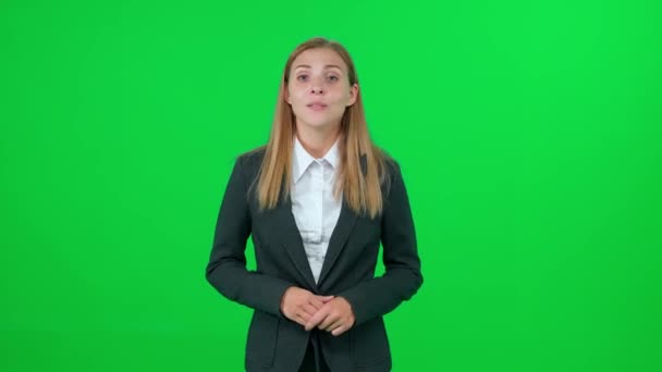 Jovem Repórter Notícias Levanta Fala Fundo Verde Olha Para Câmera — Vídeo de Stock