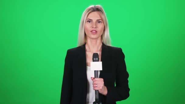 Reportera Traje Mira Cámara Habla Micrófono Sobre Fondo Verde Plantilla — Vídeos de Stock