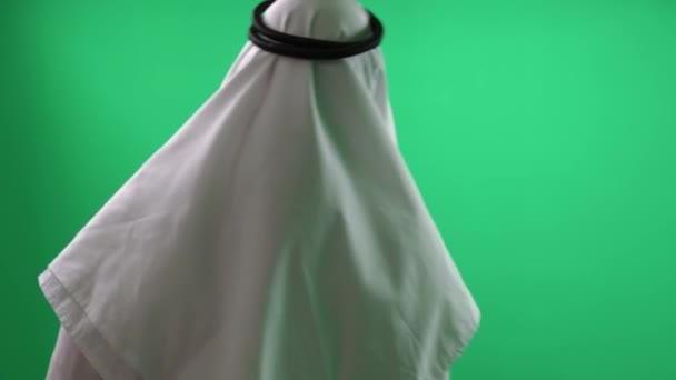 Πίσω Όψη Ενός Ανώνυμου Άραβα Άνδρα Ένα Λευκό Καντούρα Στέκεται — Αρχείο Βίντεο