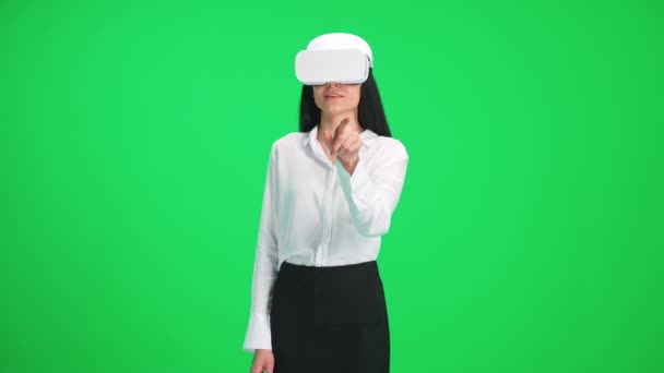 未来的な仮想現実のメガネの女性は手の動き 緑の背景のテンプレート 染色体で仮想インターフェイスを制御します — ストック動画