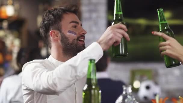 Tifosi Calcio Guardano Partita Seduti Bar Bevendo Birra Gioendo Durante — Video Stock