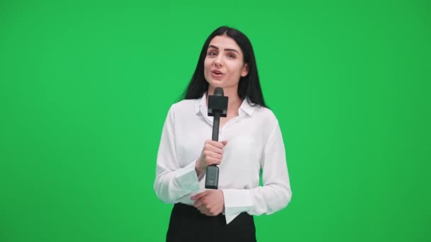 Elegante Reportera Traje Mira Cámara Habla Micrófono Sobre Fondo Verde — Vídeos de Stock