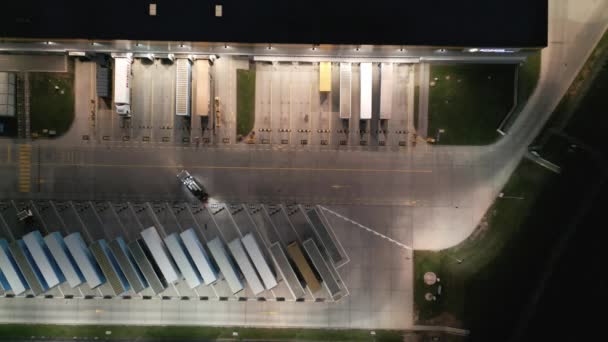 弗罗茨拉夫 2022年10月29日 巨大的物流仓库 大量运货拖车和集装箱 国际货物运输 泊车位 夜间空中观景 — 图库视频影像