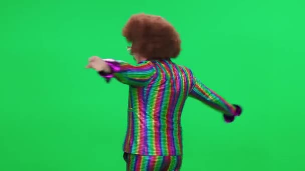 Rétro Mec Dans Une Perruque Drôle Costume Multicolore Danse Une — Video