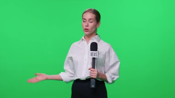 Mujer Reportera Mira Cámara Habla Micrófono Fondo Verde Plantilla Para — Vídeos de Stock
