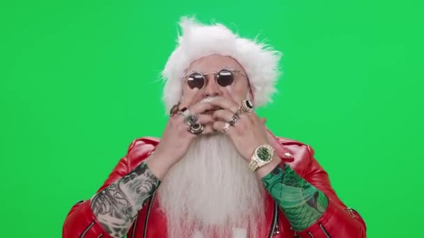 Dziwny Święty Mikołaj Zielonym Tle Zabawny Mikołaj Organizuje Występ Szablon — Wideo stockowe