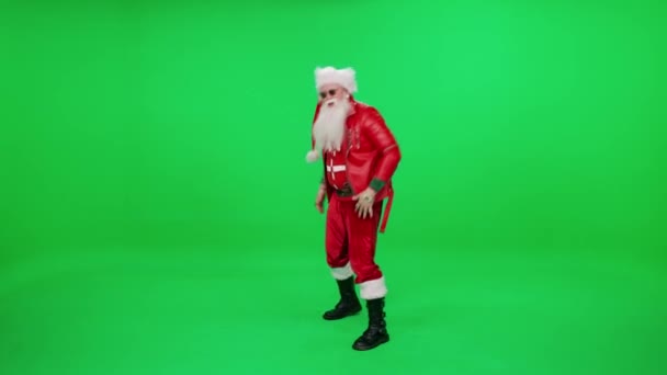 Freaky Santa Claus Κόκκινο Κοστούμι Χορεύει Ένα Πράσινο Φόντο Αστείο — Αρχείο Βίντεο